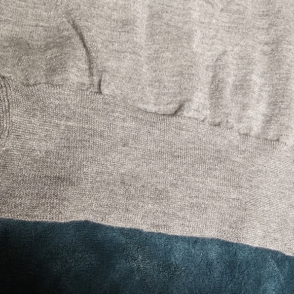 3/$25 The Limited Gray & Glittery Merino Wool V Neck Sweater size Large - Picture 4 of 6